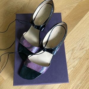 Chanel 90s made in Italy. Snakeskin and black patent leather heels.